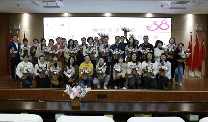 花香满溢佳节至  情暖“三八”敬芳华 —— 柳州市审计局举办庆“三八”妇女节插花活动